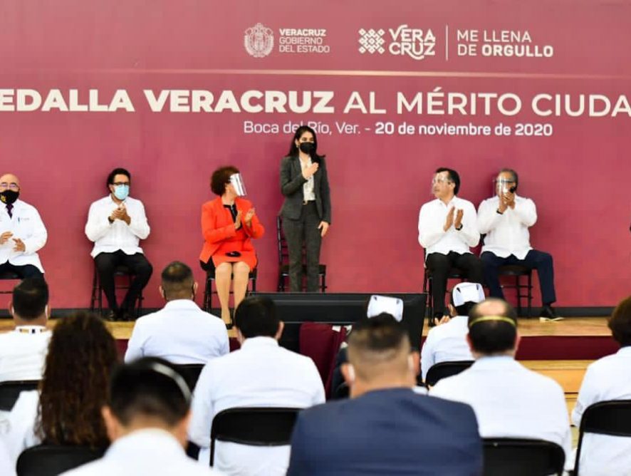 Fiscal Verónica Hernández participa en entrega de la Medalla Veracruz