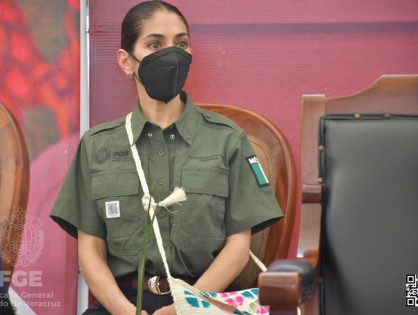 La Fiscal General del Estado, Verónica Hernández Giadáns, asistió como invitada especial a la entrega extemporánea de actas de nacimiento en el municipio de Ixhuatlán de Madero.