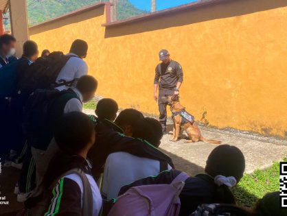 UECS visita escuela telesecundaria  Alfredo V. Bonfil para explicar los servicios que aporta el agente canino “Ceus”