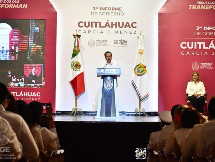 La Fiscal General del Estado, Verónica Hernández Giadáns asistió en calidad de invitada de honor al Tercer Informe de Resultados del Gobernador Cuitláhuac García Jiménez