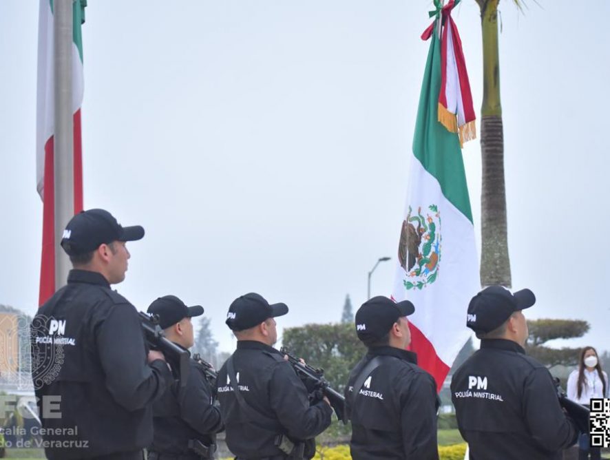 La Fiscalía General del Estado llevó a cabo ceremonia de honores a la bandera en la explanada de las oficinas centrales.