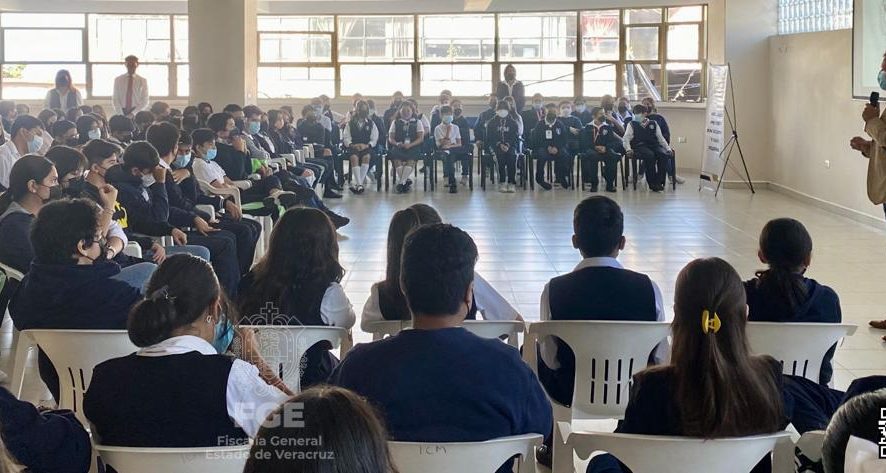 Capacita FGE a alumnos en Xalapa en prevención a engaño telefónico.