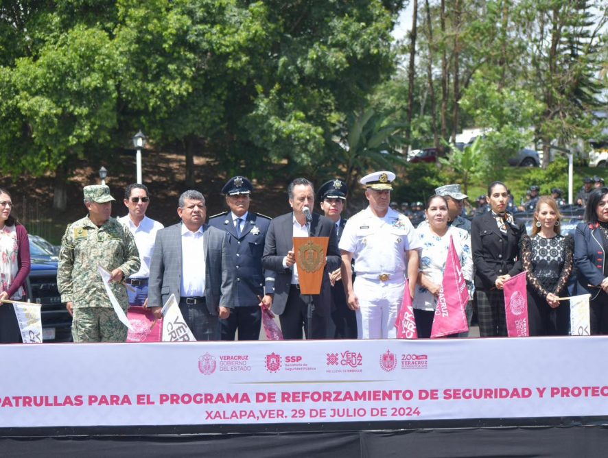 FISCAL GENERAL ASISTE A LA CEREMONIA DE ENTREGA DE PATRULLAS A LA SECRETARÍA DE SEGURIDAD PÚBLICA.