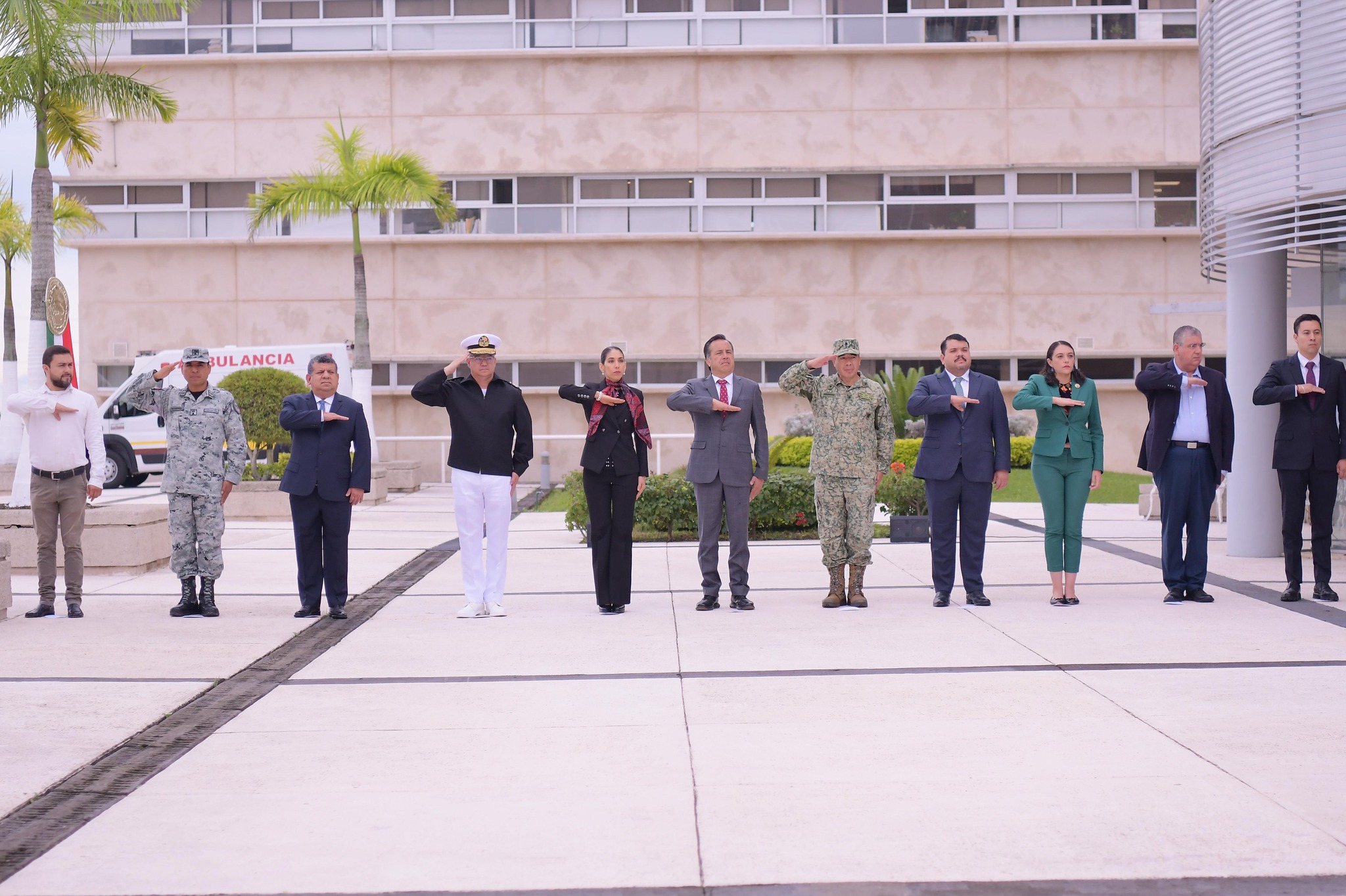 FISCAL GENERAL Y GOBERNADOR DEL ESTADO ENCABEZAN CEREMONIA DE HONORES A LA BANDERA EN OFICINAS CENTRALES