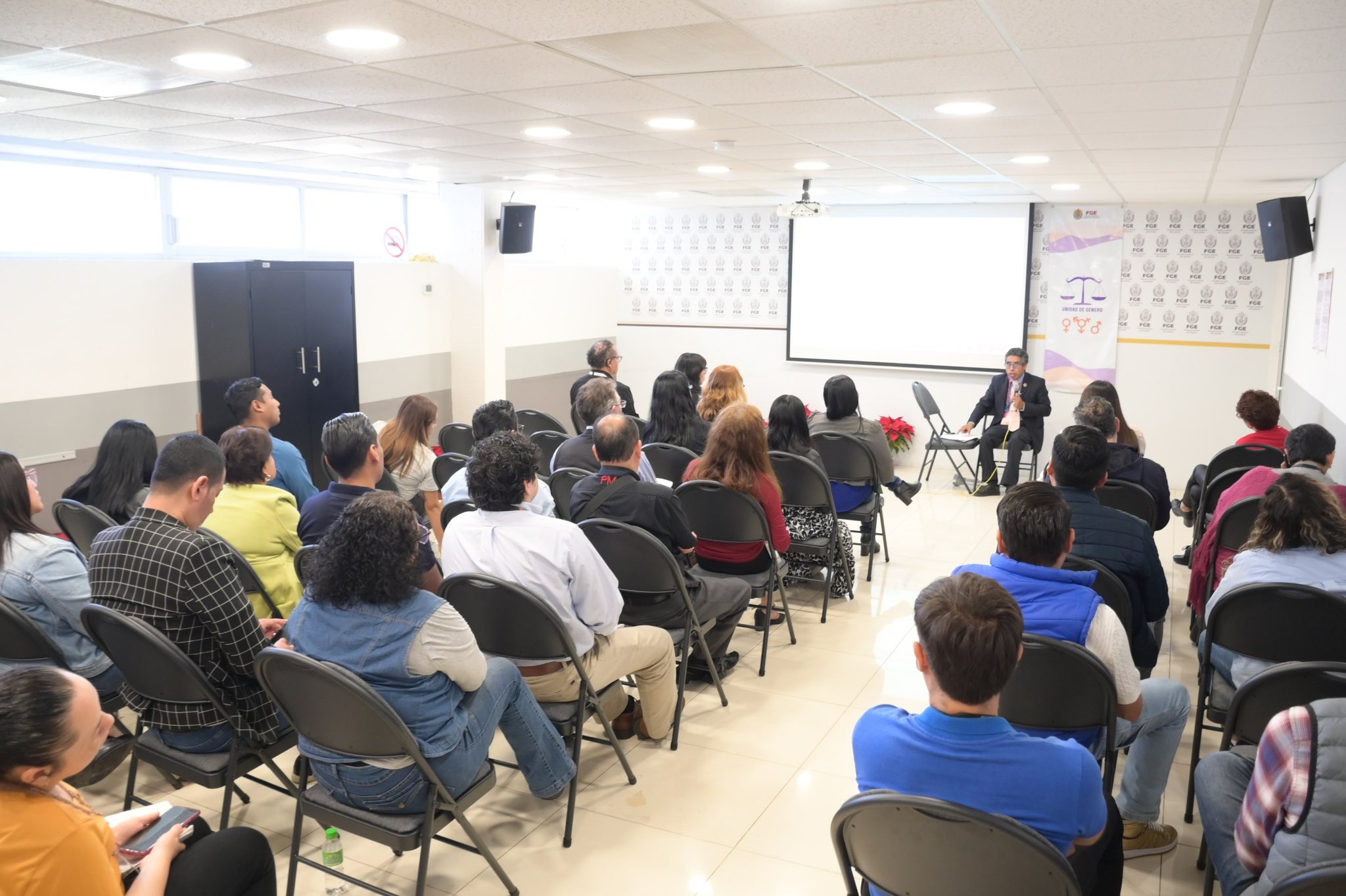 FGE REALIZA CONFERENCIA EN MATERIA DE ATENCIÓN ESPECIALIZADA A VÍCTIMAS CON DISCAPACIDAD.