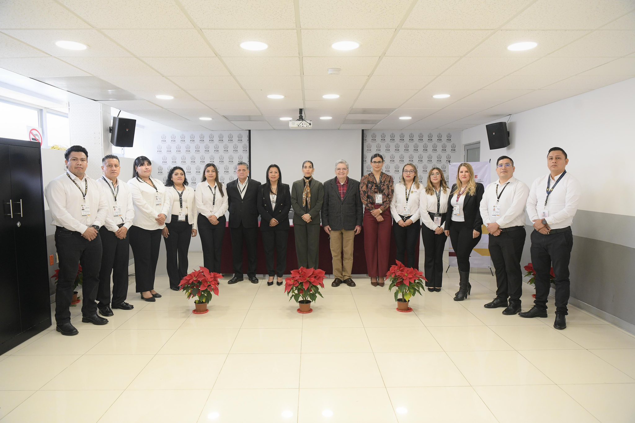 FISCAL GENERAL PRESIDE CEREMONIA DE ENTREGA DE CONSTANCIAS DE RENOVACIÓN DE CERTIFICACIÓN A FACILITADORES.