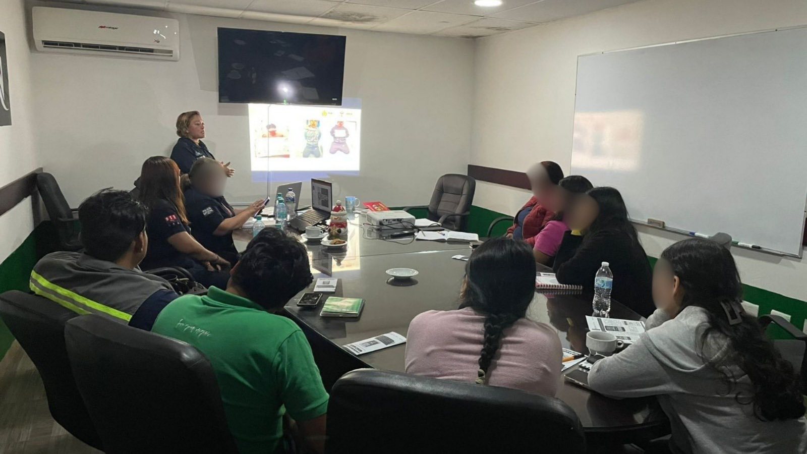 Imparte UECS plática relacionada con el engaño telefónico y extorsión