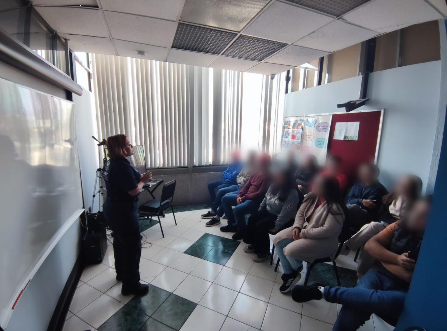 Imparte UECS plática relacionada con el engaño telefónico y extorsión