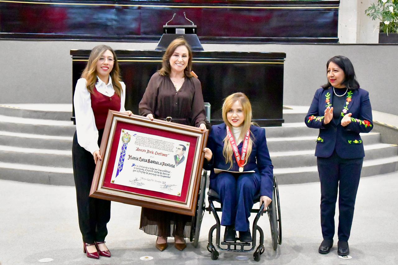 Fiscal General asiste a la entrega de la Medalla “Adolfo Ruiz Cortines”