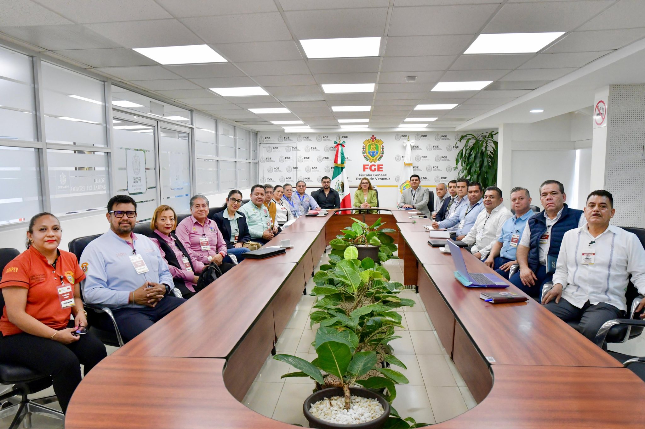 𝗙𝗚𝗘 𝗩𝗲𝗿𝗮𝗰𝗿𝘂𝘇 𝗳𝗼𝗿𝘁𝗮𝗹𝗲𝗰𝗲 𝗱𝗶𝗮́𝗹𝗼𝗴𝗼 𝗶𝗻𝘀𝘁𝗶𝘁𝘂𝗰𝗶𝗼𝗻𝗮𝗹 𝗰𝗼𝗻 𝗱𝗶𝗿𝗶𝗴𝗲𝗻𝗰𝗶𝗮𝘀 𝘀𝗶𝗻𝗱𝗶𝗰𝗮𝗹𝗲𝘀