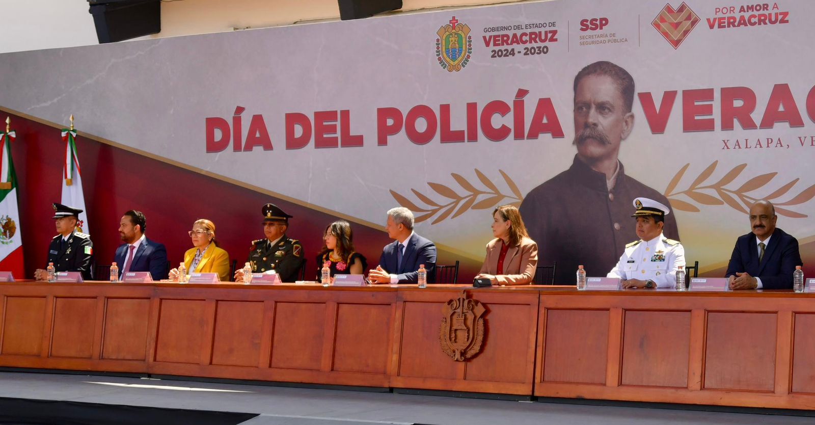 𝗥𝗲𝗰𝗼𝗻𝗼𝗰𝗲𝗻 𝗮 𝗣𝗼𝗹𝗶𝗰𝗶́𝗮𝘀 𝗱𝗲 𝗩𝗲𝗿𝗮𝗰𝗿𝘂𝘇 𝗽𝗼𝗿 𝘀𝘂 𝘀𝗲𝗿𝘃𝗶𝗰𝗶𝗼, 𝗲𝗻𝘁𝗿𝗲𝗴𝗮 𝘆 𝗰𝗲𝗿𝗰𝗮𝗻𝗶́𝗮 𝗰𝗼𝗻 𝗹𝗮 𝗴𝗲𝗻𝘁𝗲