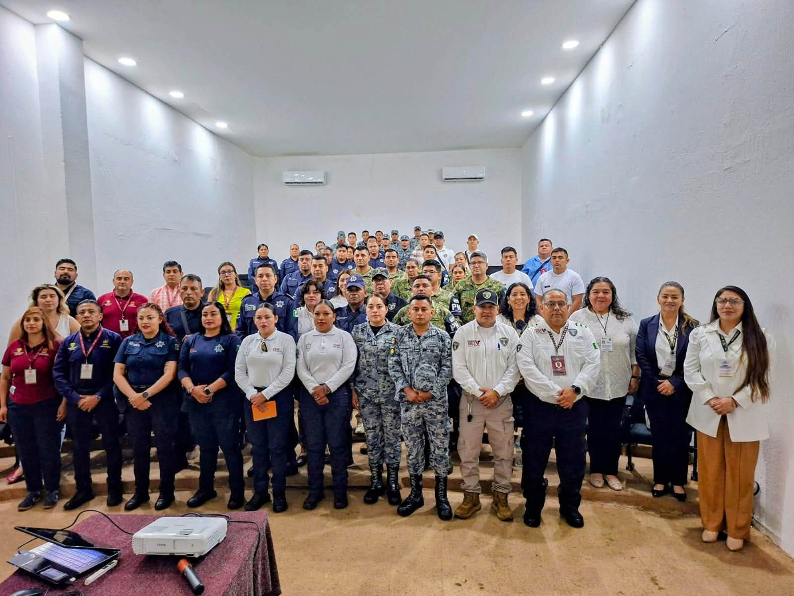 𝗘𝗻 𝗩𝗲𝗿𝗮𝗰𝗿𝘂𝘇, 𝗰𝗮𝗽𝗮𝗰𝗶𝘁𝗮𝗻 𝗮 𝗰𝗼𝗿𝗽𝗼𝗿𝗮𝗰𝗶𝗼𝗻𝗲𝘀 𝗱𝗲 𝘀𝗲𝗴𝘂𝗿𝗶𝗱𝗮𝗱 𝘆 𝘀𝗲𝗿𝘃𝗶𝗱𝗼𝗿𝗮𝘀 𝘆 𝘀𝗲𝗿𝘃𝗶𝗱𝗼𝗿𝗲𝘀 𝗽𝘂́𝗯𝗹𝗶𝗰𝗼𝘀 𝗽𝗮𝗿𝗮 𝗳𝗼𝗿𝘁𝗮𝗹𝗲𝗰𝗲𝗿 𝗹𝗮 𝗽𝗿𝗲𝘃𝗲𝗻𝗰𝗶𝗼́𝗻 𝗱𝗲 𝗹𝗮𝘀 𝘃𝗶𝗼𝗹𝗲𝗻𝗰𝗶𝗮𝘀