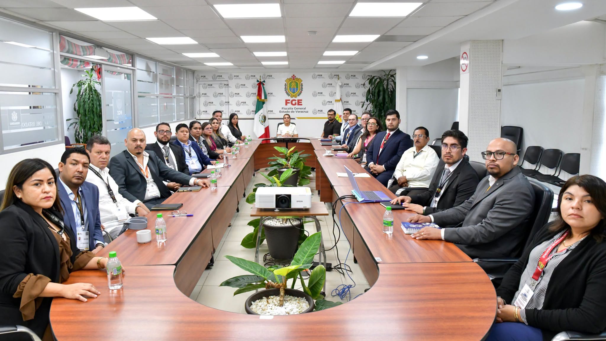 𝗘𝗻𝗰𝗮𝗯𝗲𝘇𝗮 𝗙𝗶𝘀𝗰𝗮𝗹 𝗚𝗲𝗻𝗲𝗿𝗮𝗹 𝗿𝗲𝘂𝗻𝗶𝗼́𝗻 𝗱𝗲 𝘁𝗿𝗮𝗯𝗮𝗷𝗼 𝗰𝗼𝗻 𝗦𝗲𝗿𝘃𝗶𝗰𝗶𝗼𝘀 𝗣𝗲𝗿𝗶𝗰𝗶𝗮𝗹𝗲𝘀 𝗽𝗮𝗿𝗮 𝗳𝗼𝗿𝘁𝗮𝗹𝗲𝗰𝗲𝗿 𝗹𝗮 𝗽𝗿𝗼𝗰𝘂𝗿𝗮𝗰𝗶𝗼́𝗻 𝗱𝗲 𝗷𝘂𝘀𝘁𝗶𝗰𝗶𝗮